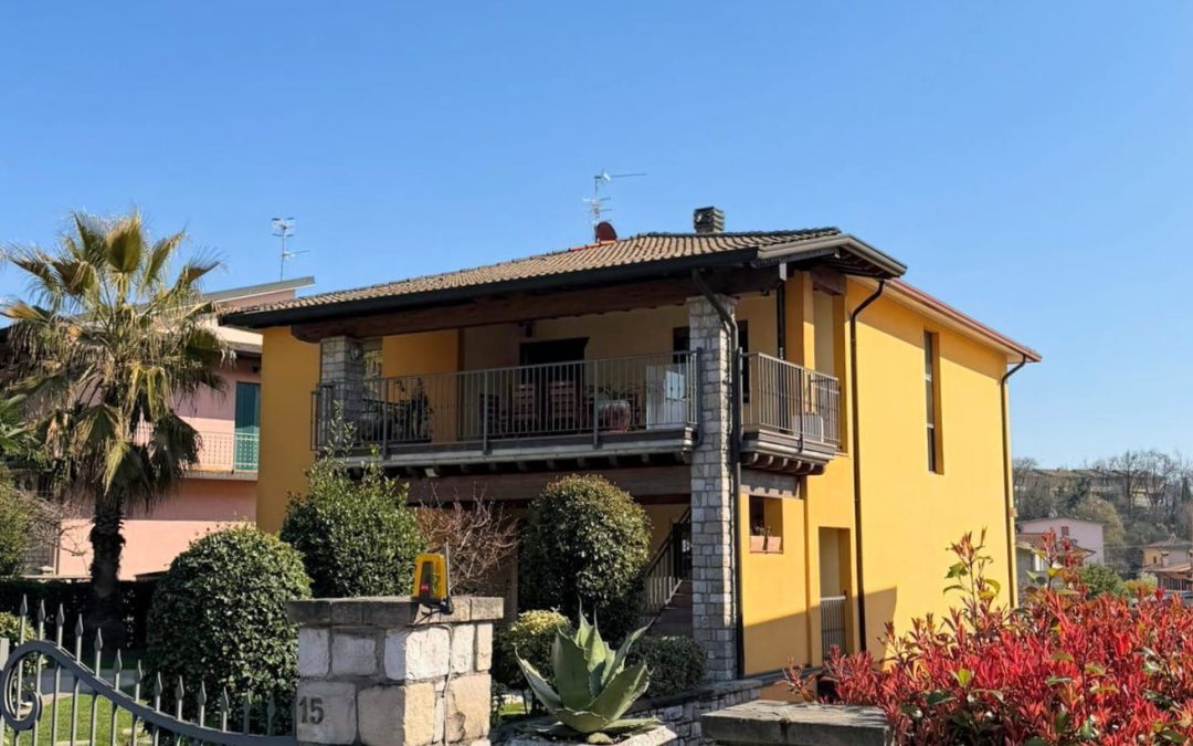 Villa singola suddivisa in più appartamenti con giardino e laghetto naturale – Lonato del Garda