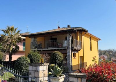 Villa singola suddivisa in più appartamenti con giardino e laghetto naturale – Lonato del Garda
