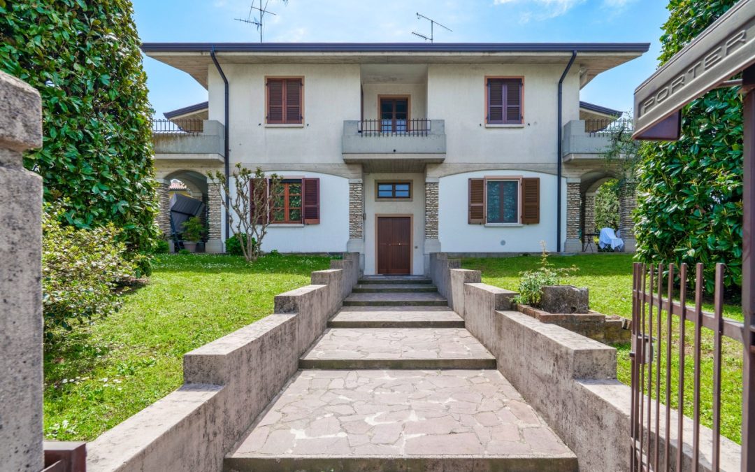 Sirmione Centro: Bilocale con ampio terrazzo, garage e aria condizionata (SARA)