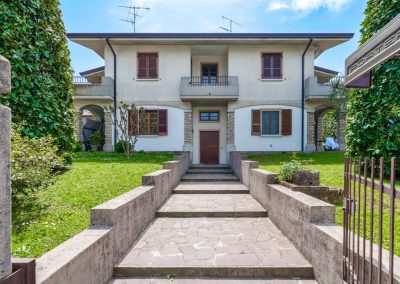 Sirmione Centro: Bilocale con ampio terrazzo, garage e aria condizionata (SARA)